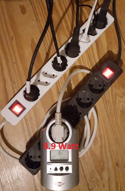 Ein Energiekosten-Messgerät zeigt eine Leistung von 8,9 Watt an für eine Steckerleiste mit 6 verbundenen Steckern.