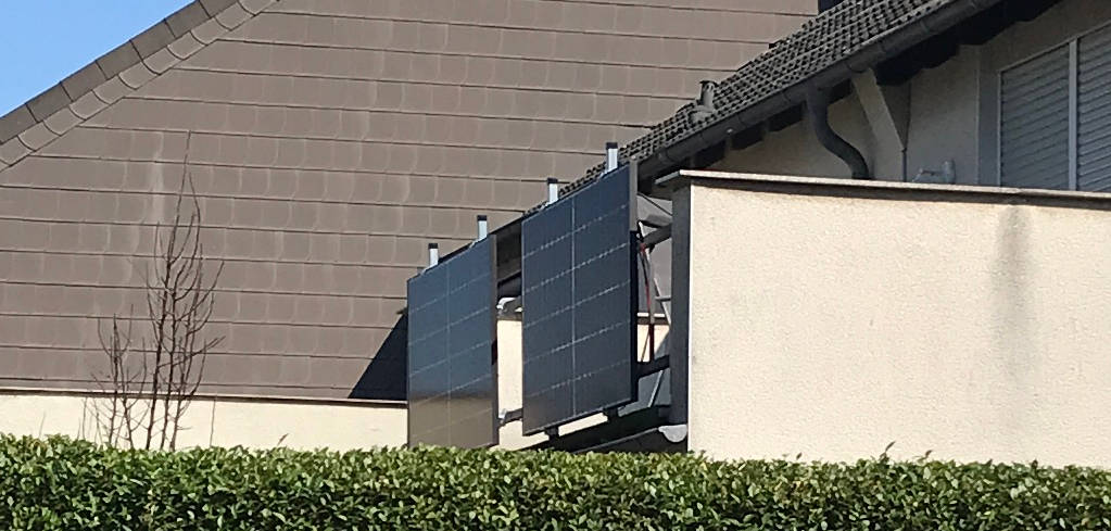Balkonkraftwerk aus zwei Solarmodulen senkrecht an einem Balkon montiert
